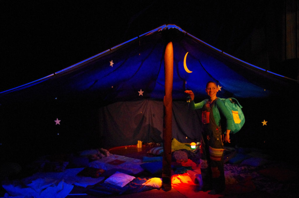 Photo sous le tente spectacle pour crèches, théâtres et médiathèques "A la belle étoile"