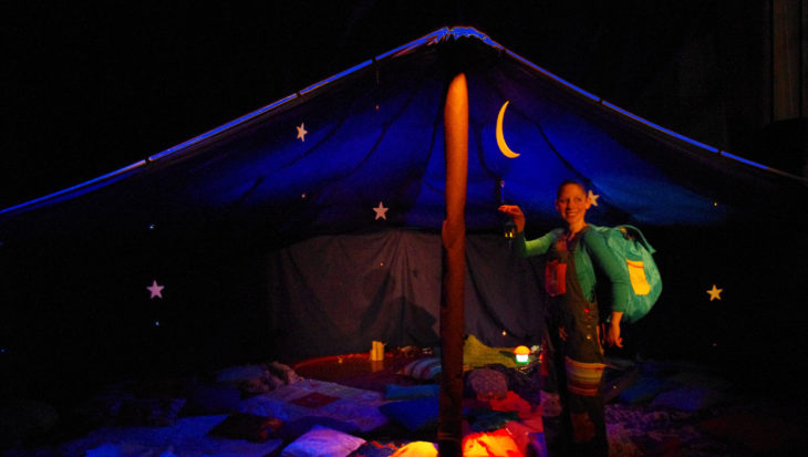 Photo sous le tente spectacle pour crèches, théâtres et médiathèques "A la belle étoile"