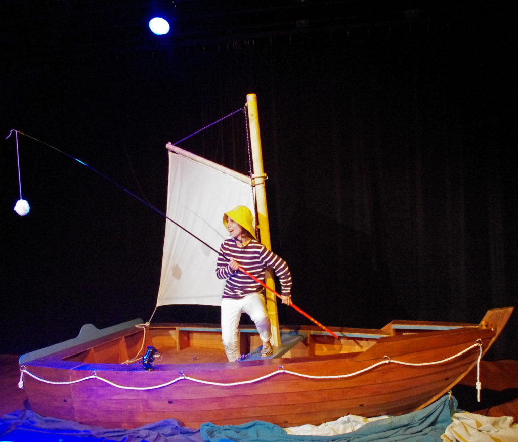 Photo spectacle jeune public avec un grand bateau pour décor