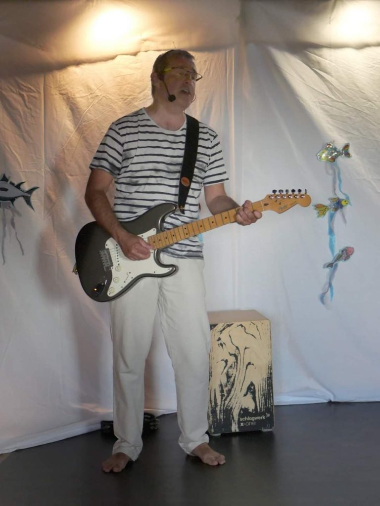 Photo spectacle musical petite enfance, chant et guitare