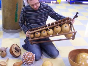 Bambou et calebasse font de la musique